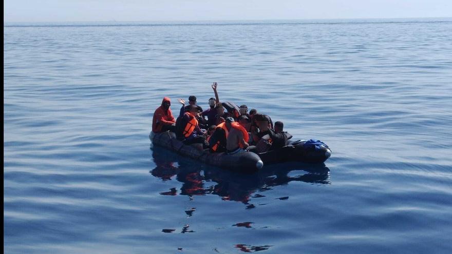 Rescatadas 23 personas a bordo de una patera al sur de Mallorca