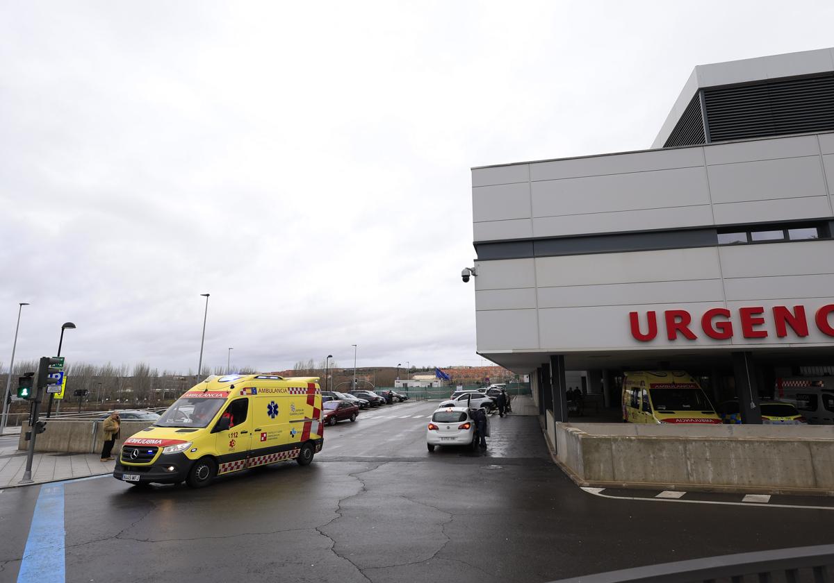 Trabajador resulta herido tras caerse de un tejado en Lagunilla: trasladado en UVI móvil al Hospital de Salamanca