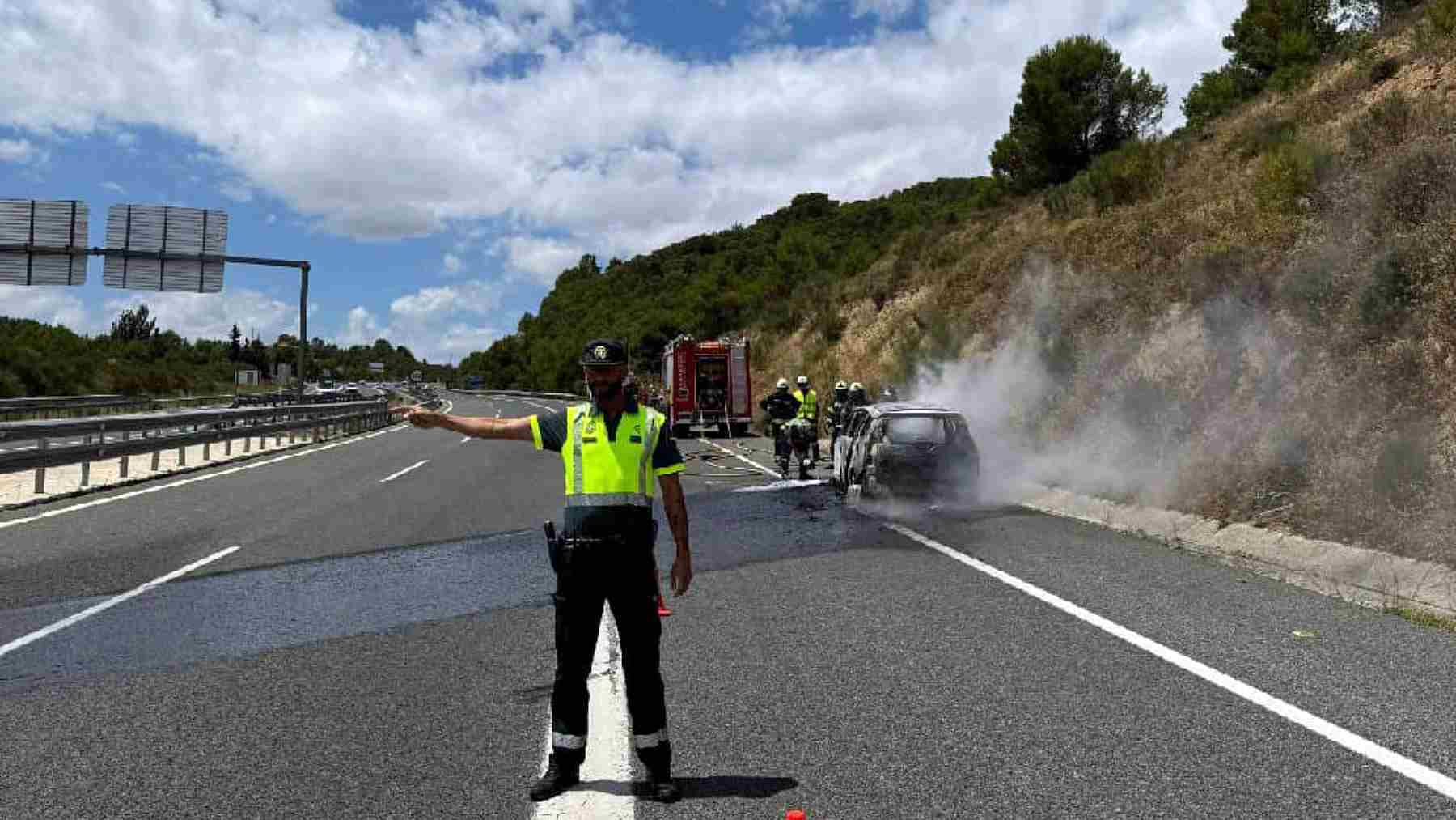 Un coche se incendia en plena autovía en Navarra y obliga a cortar un carril del tráfico
