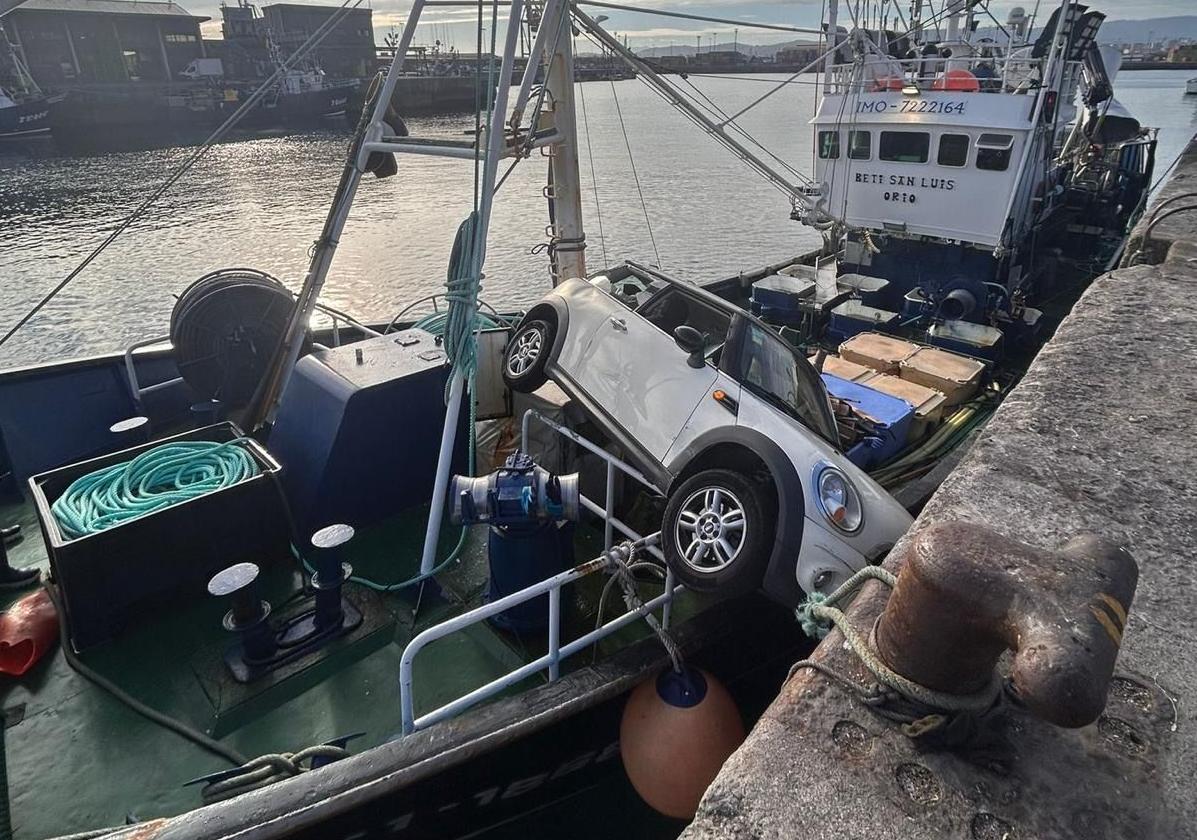 No pone el freno de mano y su coche acaba dentro de un barco en El Musel, en Gijón