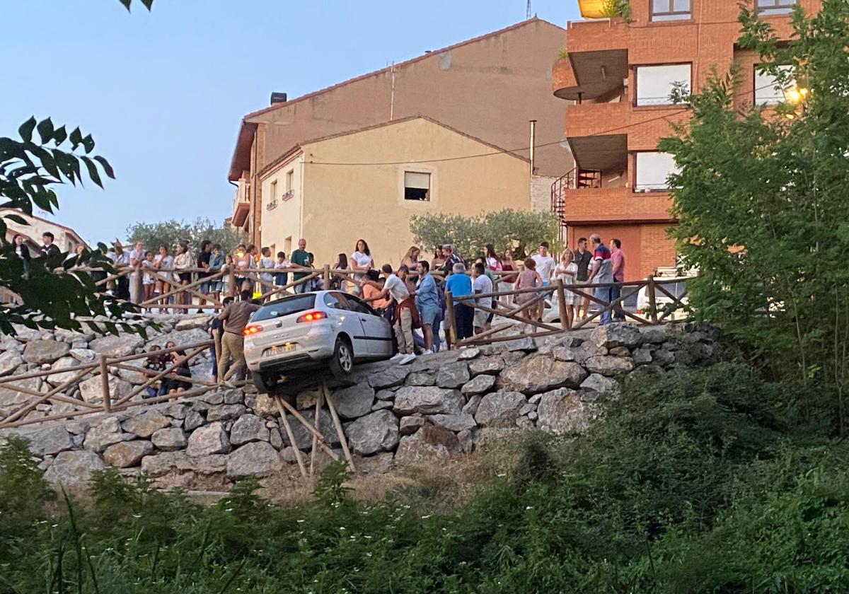 Un coche casi cae al río en Murillo de Río Leza durante festival ‘El Puente Suena’
