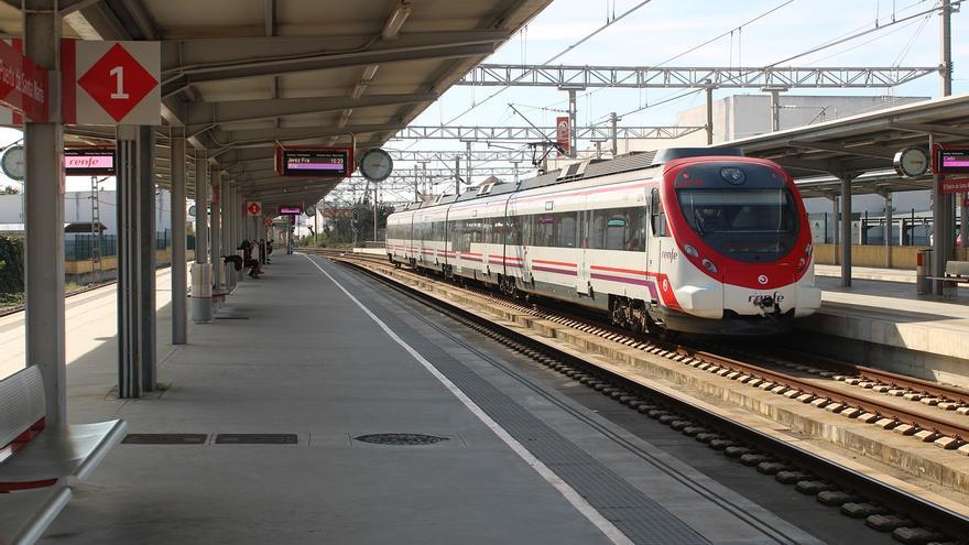 Un Cercanías arrolla a un toro en Cantabria y corta dos horas el servicio de trenes