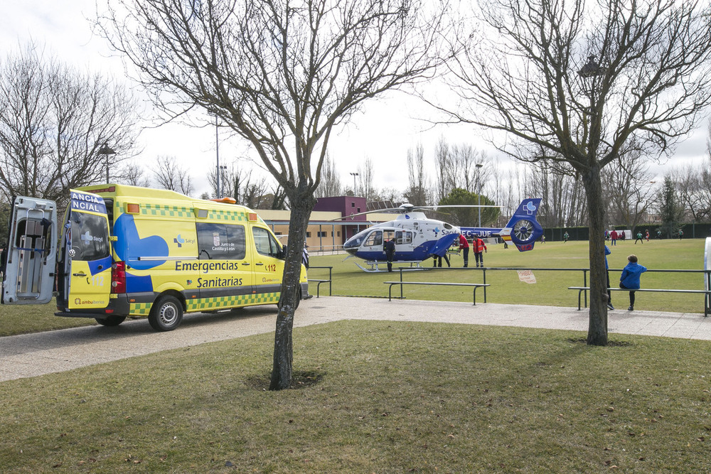 Herida en una mano al quedar atrapada en un harinero