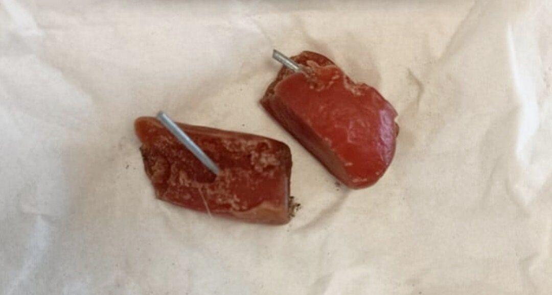 Una "canallada": Aparecen trozos de salchichas con clavos metálicos en Hinojos
