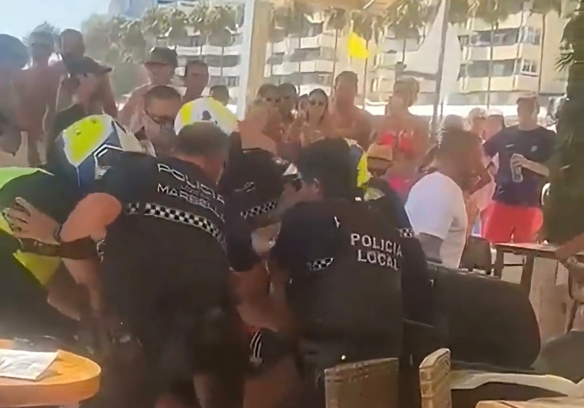 A insultos y bofetones: tenso episodio ante la venta ambulante ilegal en Marbella