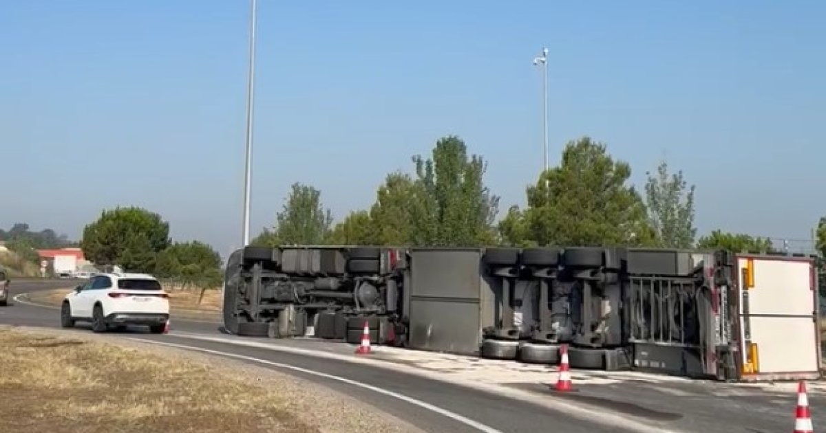 Aumentan los accidentes de camiones en las carreteras de Lleida: un nuevo vuelco con carga de jamones