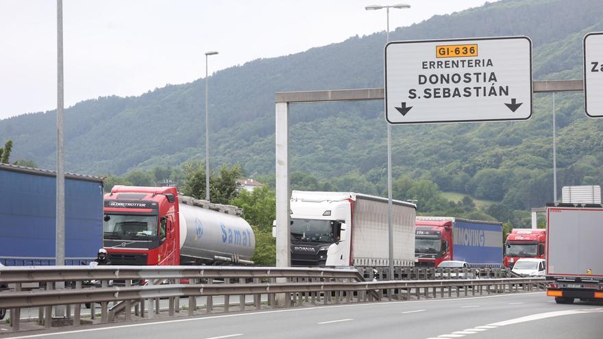 El vuelco de un camión causa problemas entre Donostia y Pasaia