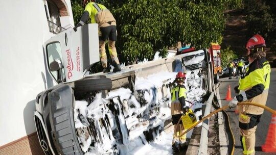 Un camión se sale de la carretera y choca contra una vivienda en El Repilado