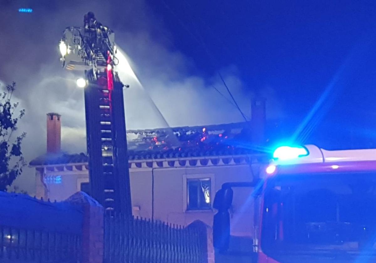 Arde una vivienda de madrugada en el barrio de Burgos de Villimar