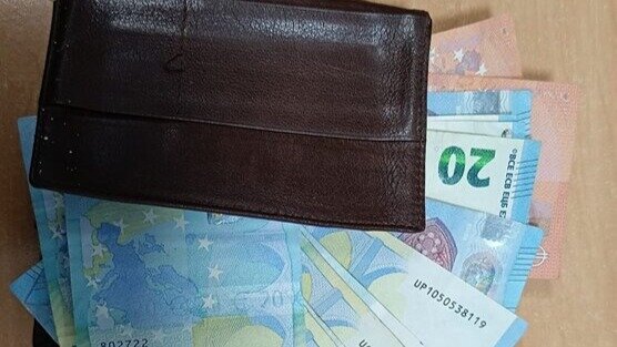 Gesto ejemplar en El Rocío: cuatro menores devuelven una cartera llena de dinero a la Policía Local
