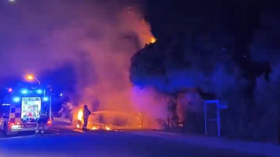 Vídeo| Susto en Mazagón por la quema de varios contenedores y una parcela en plena madrugada