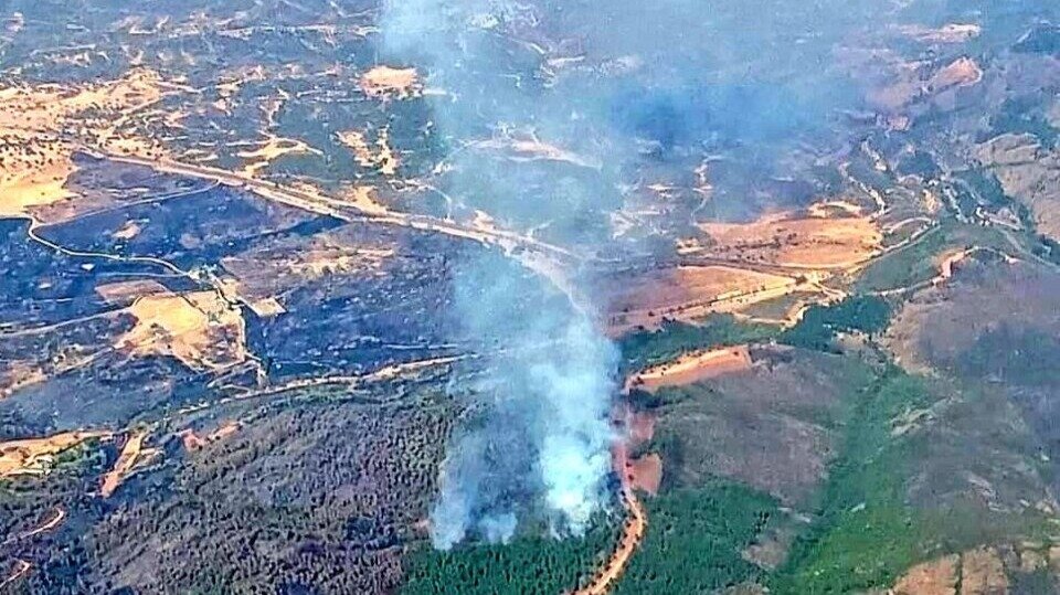 Aroche vuelve a arder: incendio activo en La Contienda