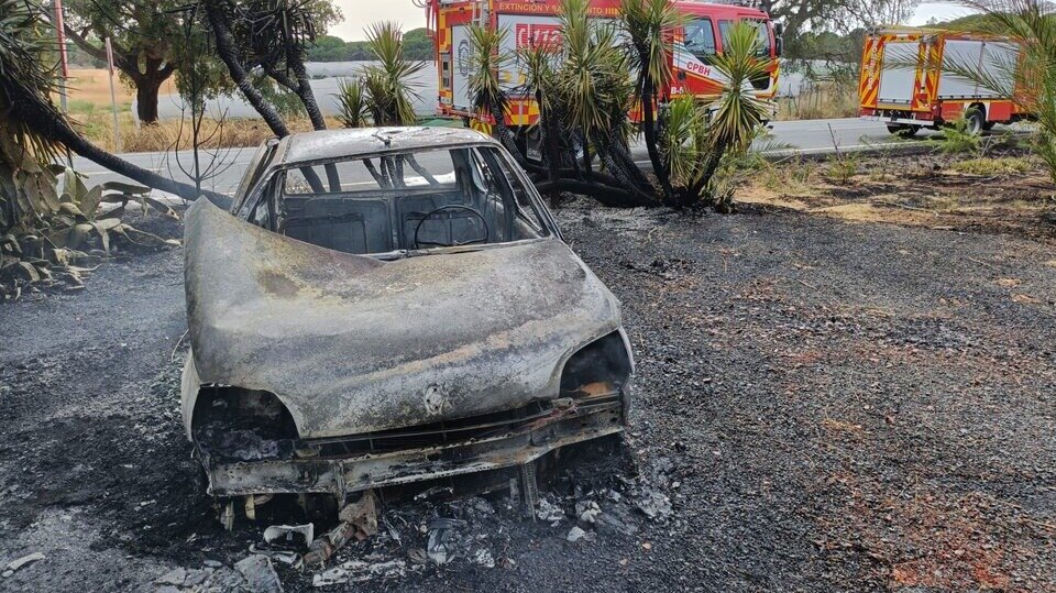 Así quedó un vehículo tras un incendio de una cuneta en Cartaya