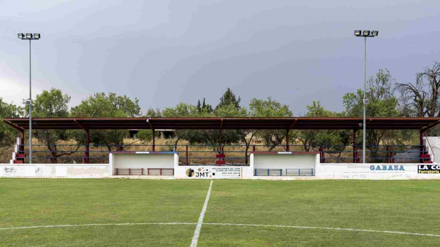 Un vendaval derriba la tapia de un campo de fútbol en Navarra: gastarán 35.000 euros en repararla
