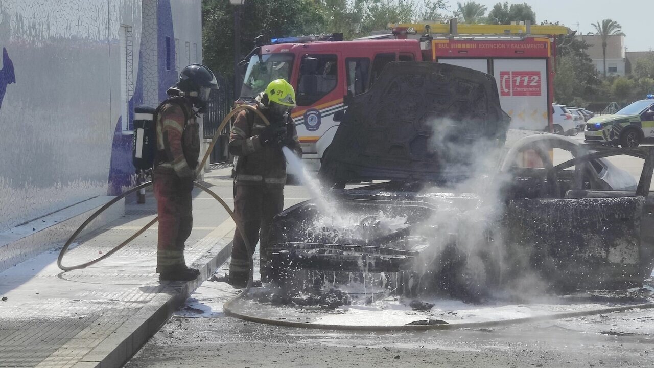 Susto en Palos: Un vehículo sale ardiendo frente al Estadio Municipal "Los Príncipes"