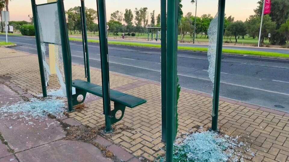 Actos vandálicos en Ayamonte causan daños al mobiliario urbano y señalización vial, generando preocupación en la comunidad