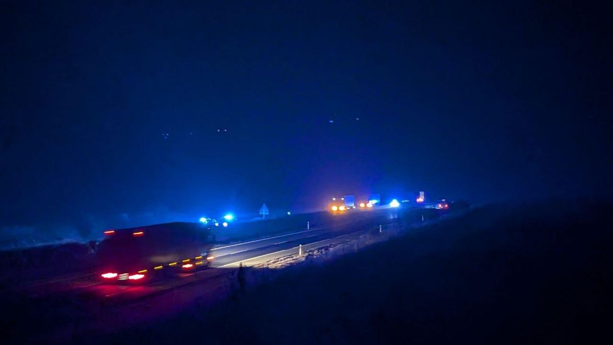 Accidente de un camión en la A-6 en Valcabado del Páramo, que mantiene la autovía cortada este miércoles.