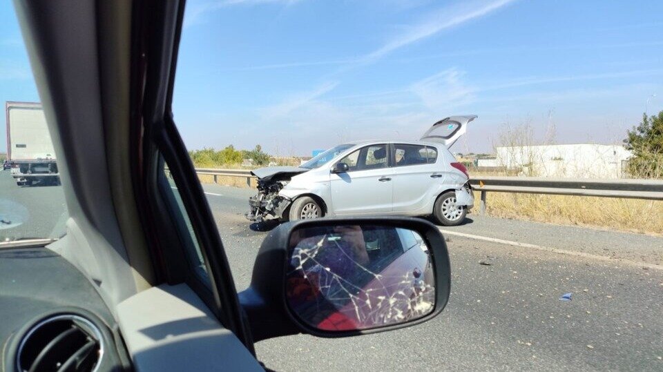 Un accidente de tráfico en la A-49 provoca retenciones en sentido Huelva