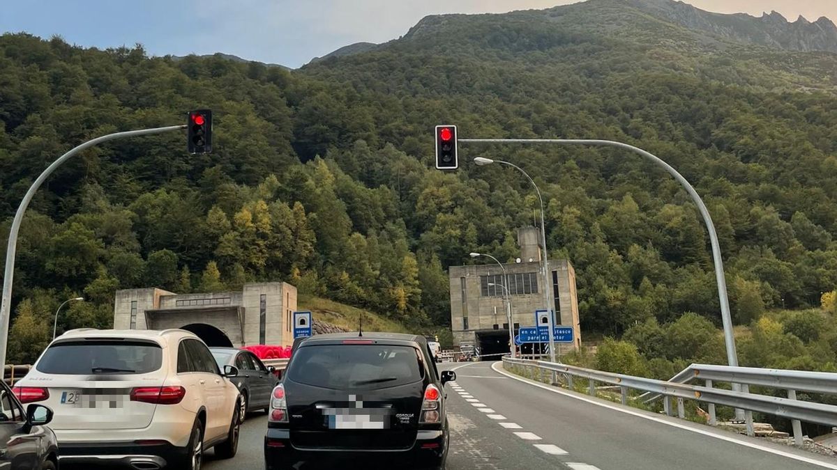 Retenciones en la entrada de los túneles del Negrón sentido León desde Asturias.