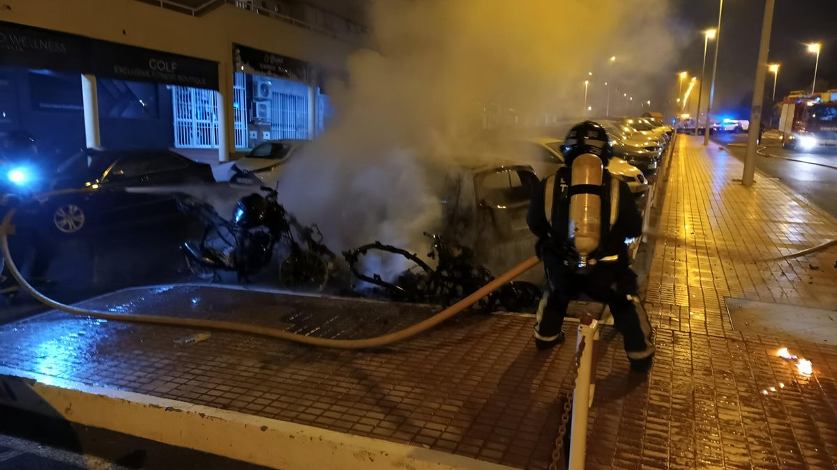 Bomberos sofocan el incendio de una moto que afectó a los vehículos colindante en Adeje.