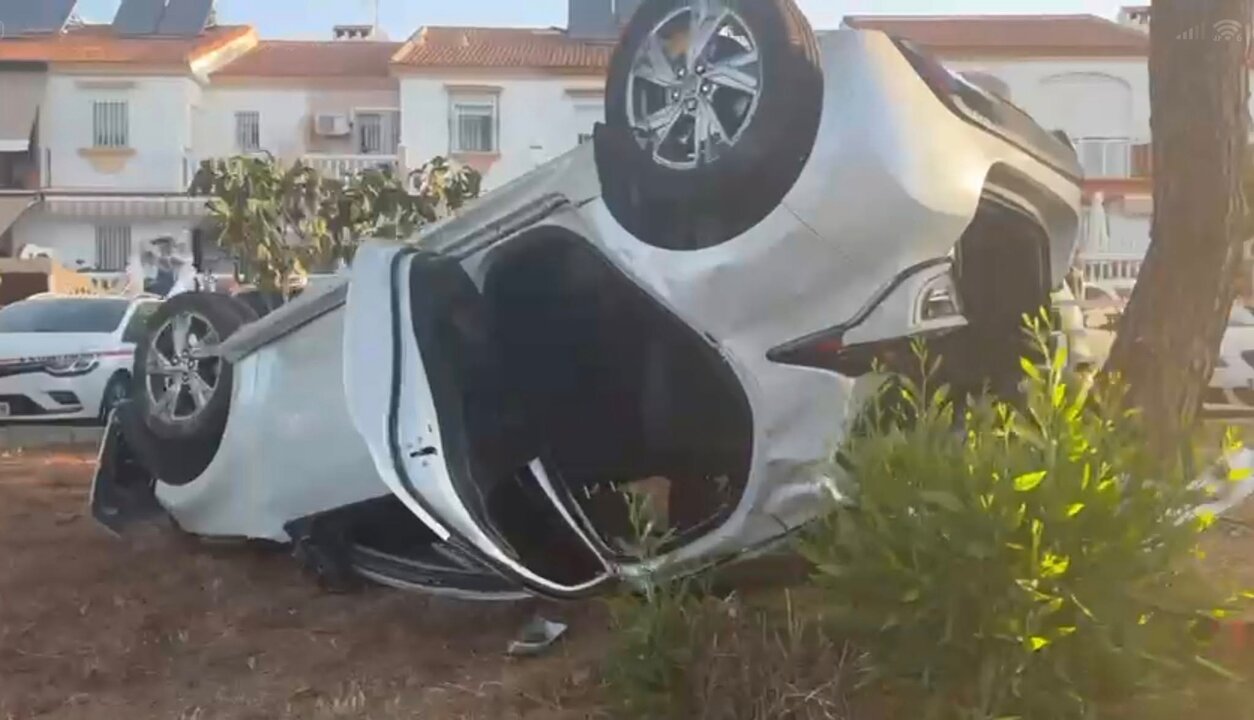 Así quedó un vehículo tras un accidente que dejó a una persona atrapada en Mazagón