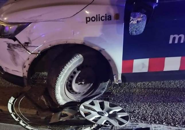 Conductor temerario choca de frente con vehículo de los Mossos en aparcamiento de supermercado