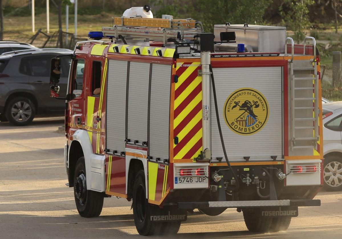Controlado un incendio en la calle Tierno Galván de Castellanos de Moriscos sin heridos ni daños graves