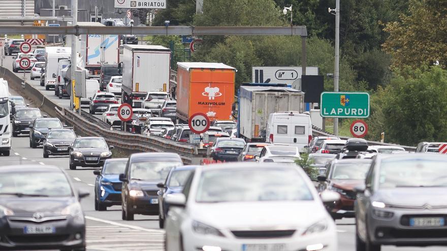 Cortada la salida de Oñaurre de la AP-8 y retenciones de casi 12 kilómetros en Irun, sentido Francia