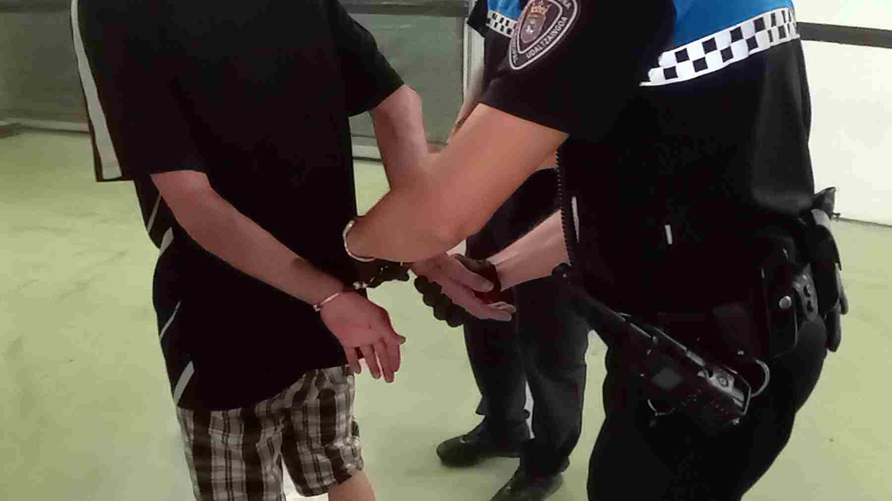 Tres hombres detenidos en Pamplona por retener a un hombre y propinarle una salvaje paliza