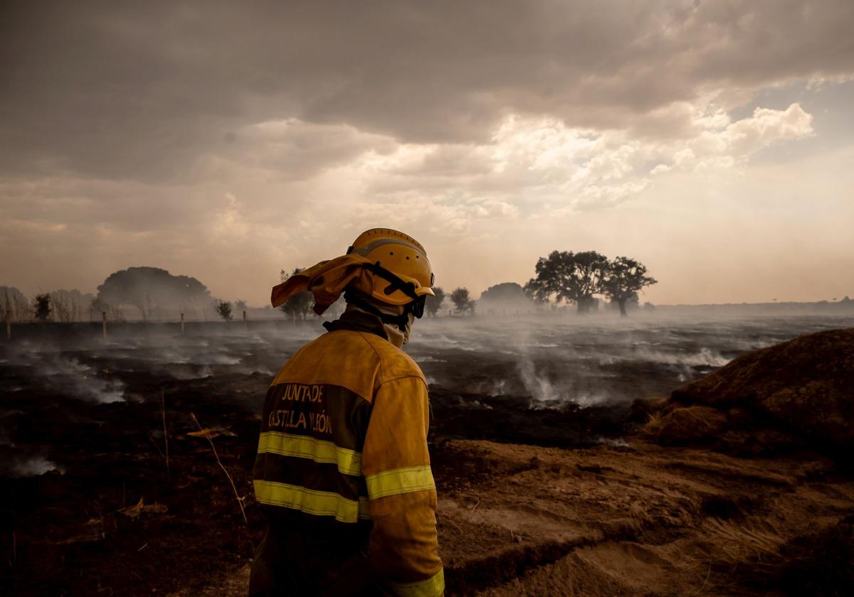 Cuatro incendios activos en Salamanca, trece efectivos luchan contra el fuego en San Cristóbal de los Mochuelos.