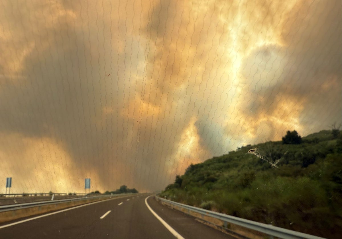 Cuatro malagueños salvan la vida tras toparse con un incendio cuando circulaban por una autovía en Galicia