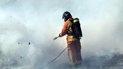 Combaten un incendio forestal en Villanueva de los Castillejos