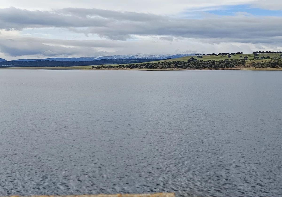 Despliegan dispositivo especial en embalse de Santa Teresa para controlar fiesta masiva no autorizada con miles de personas.