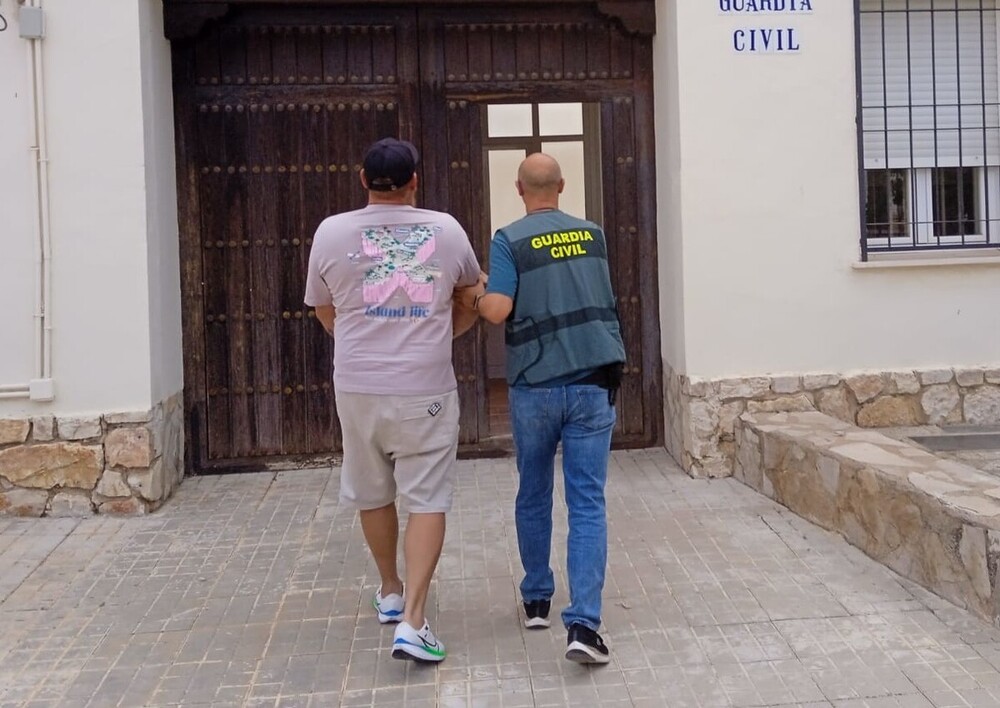 Detienen en El Pedernoso a una persona con orden de detención