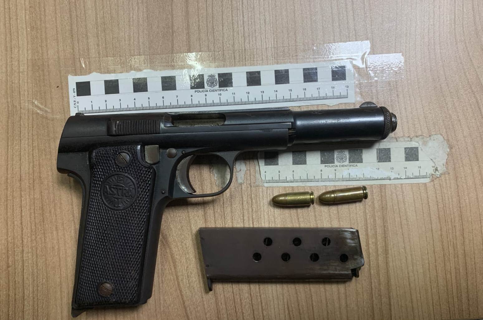 La Policía Nacional detiene a un varón con un arma de fuego y dos reclamaciones judiciales