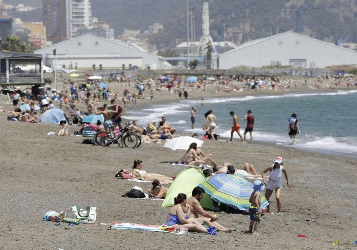 Detenido por masturbarse delante de menores en la playa de Huelin