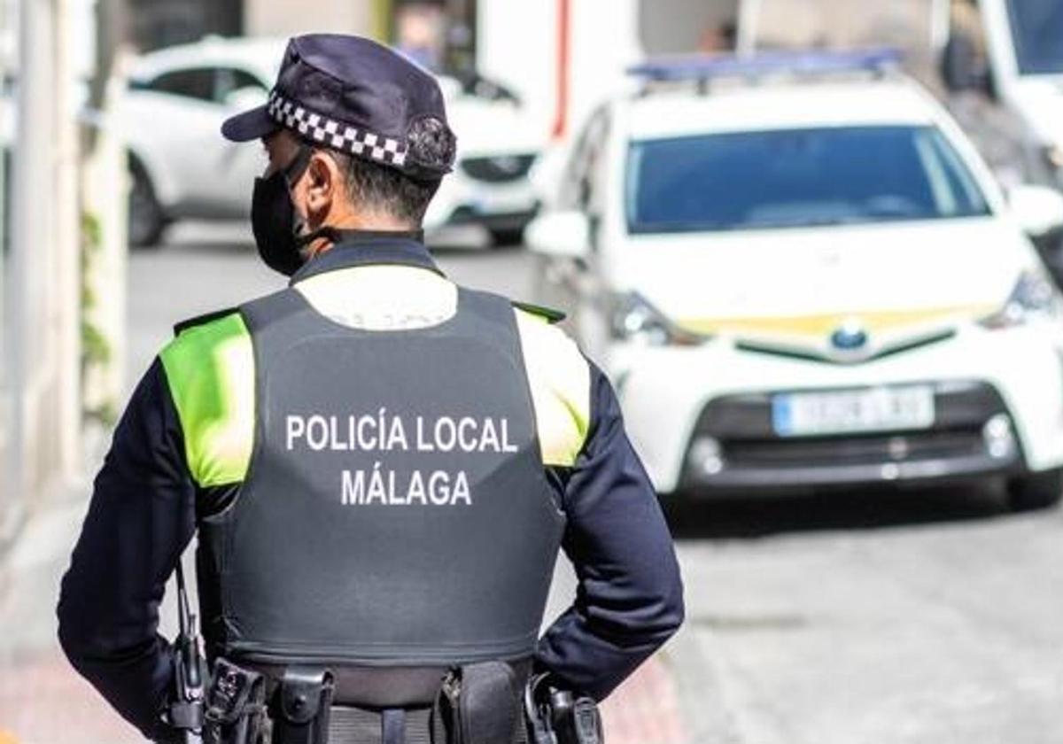 Detenido por conducir de forma negligente, darse a la fuga y chocar contra un coche policial en Málaga