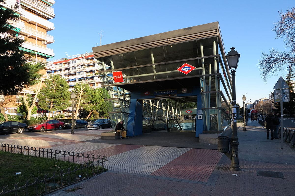 Detenido por apuñalar a un joven en una reyerta en Alcorcón: un hombre tras las rejas por un delito de lesiones.
