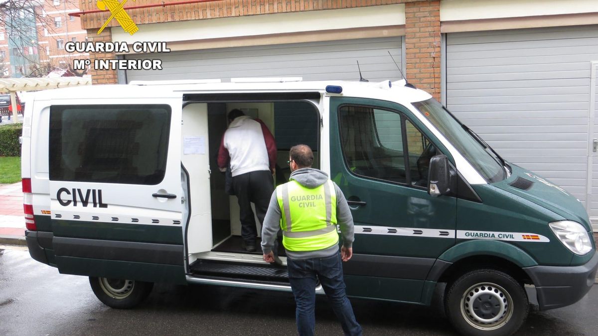 Detienen a dos hombres por estafar 9.000 euros a ancianos en zonas rurales de León y Zamora.