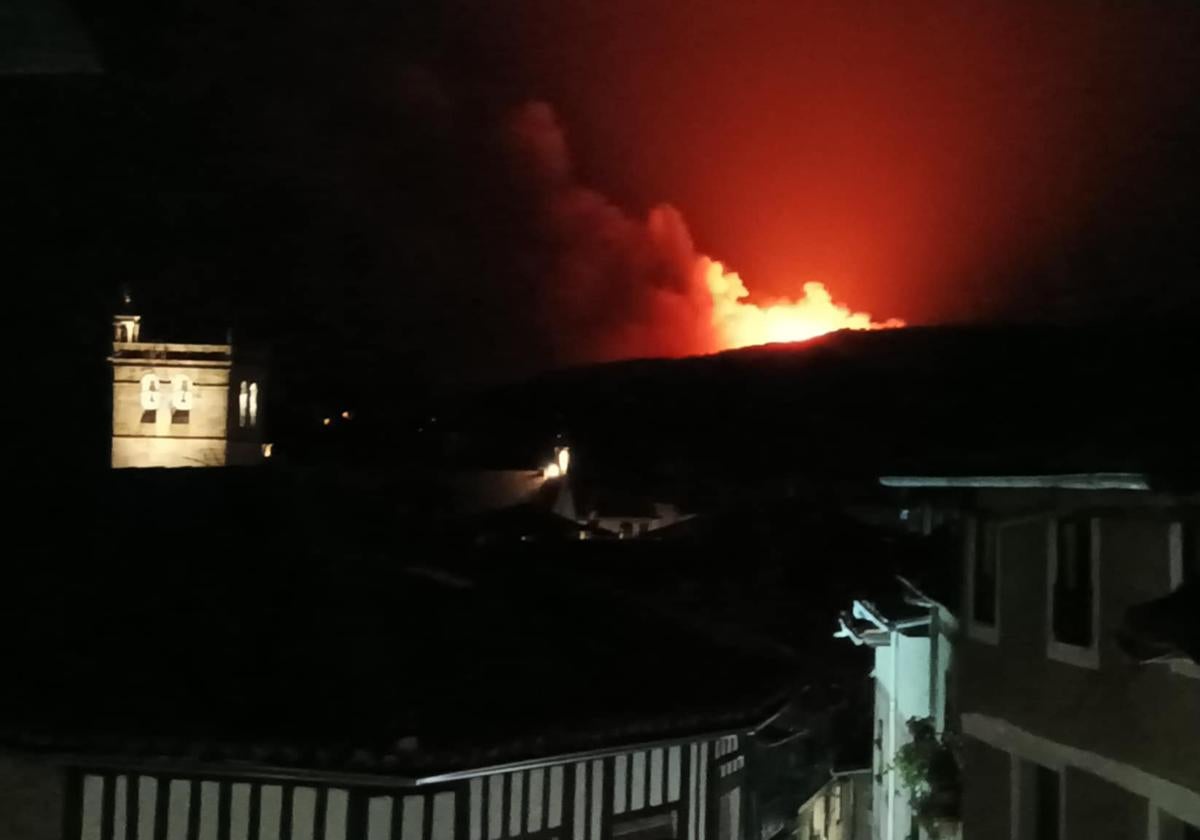 Campanas de madrugada en La Alberca ante un incendio con dos focos y origen en un rayo