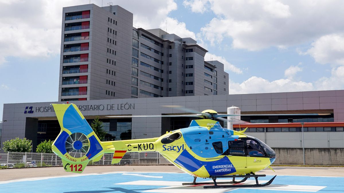 Helicóptero sanitario de Sacyl en el Hospital de León, en imagen de archivo.