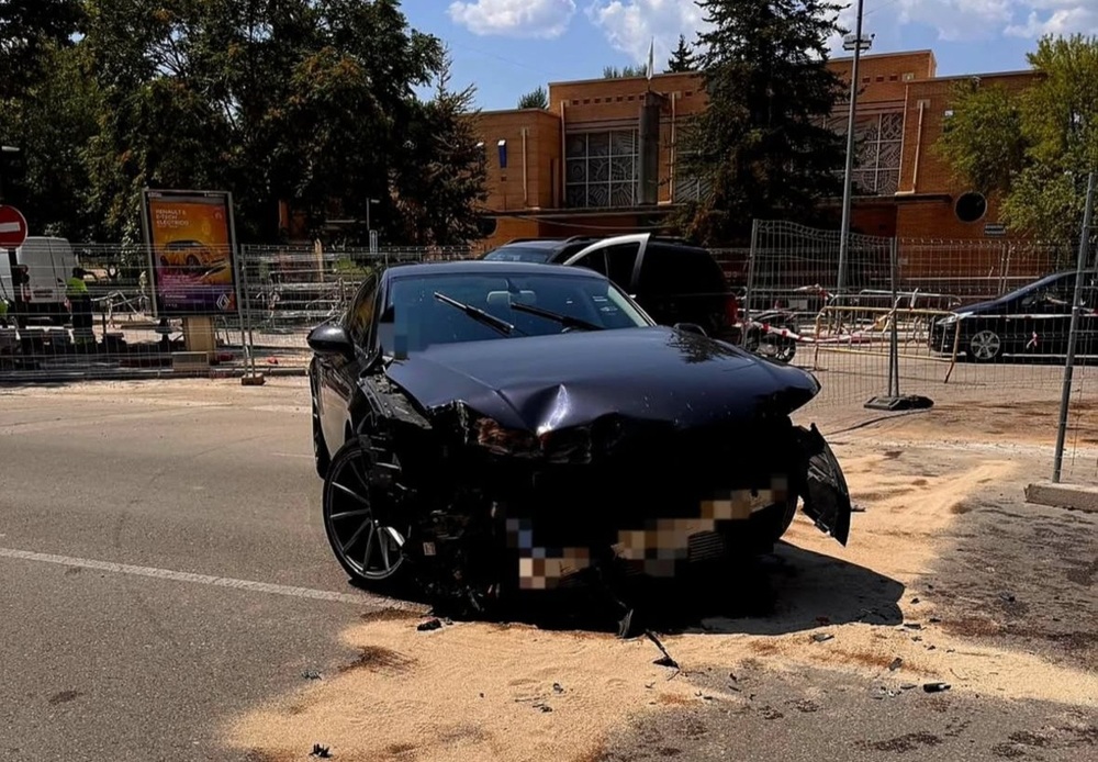 Dos vehículos colisionan frente a la iglesia de San Fernando dejando varios heridos