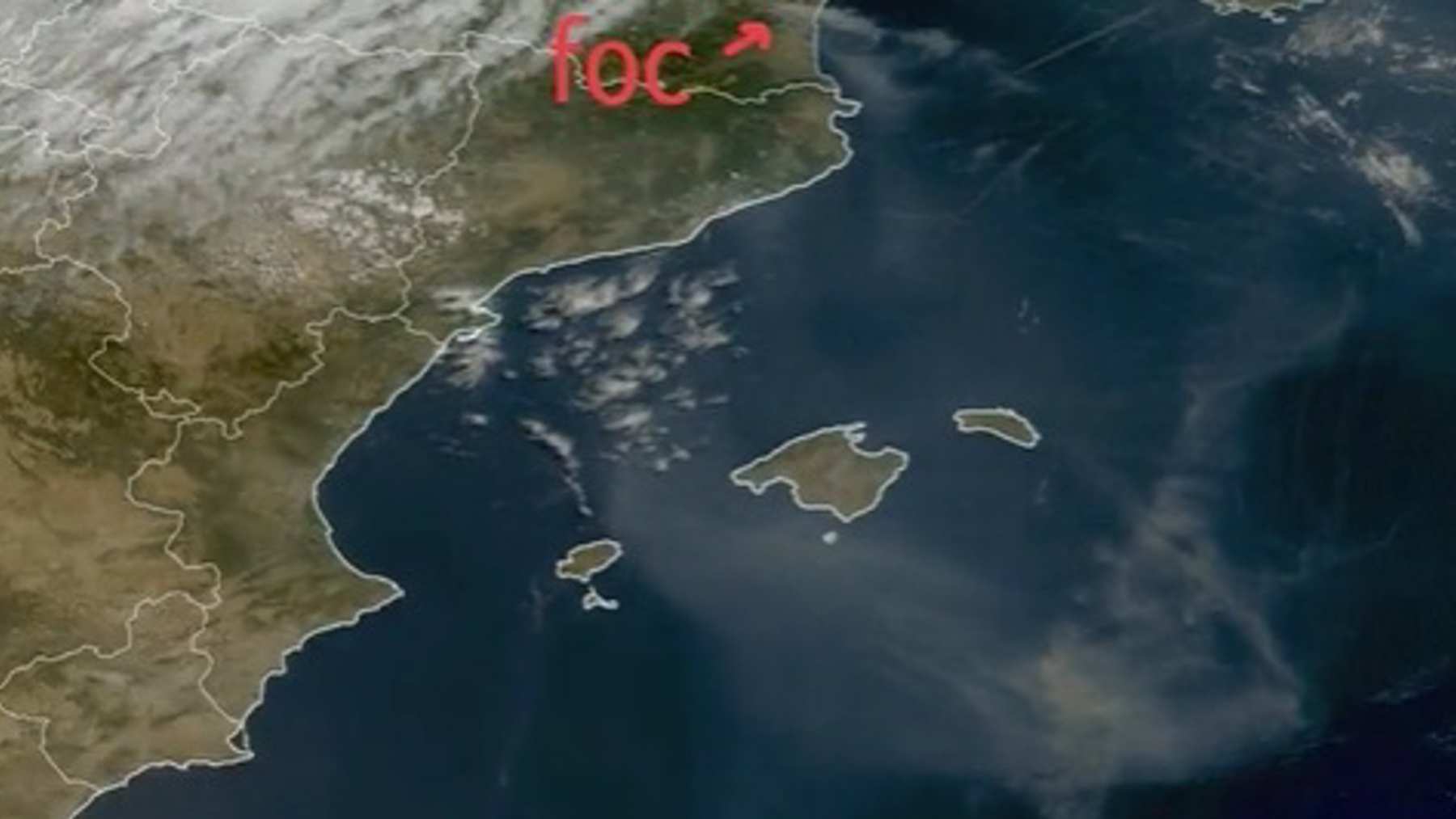 El humo y las cenizas del gran incendio que azota el sur de Francia se deja ver sobre Mallorca y Menorca