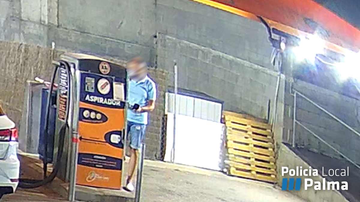 Grabado en vídeo: Hombre de 53 años se guarda 225 euros de una cartera encontrada en una gasolinera de Palma