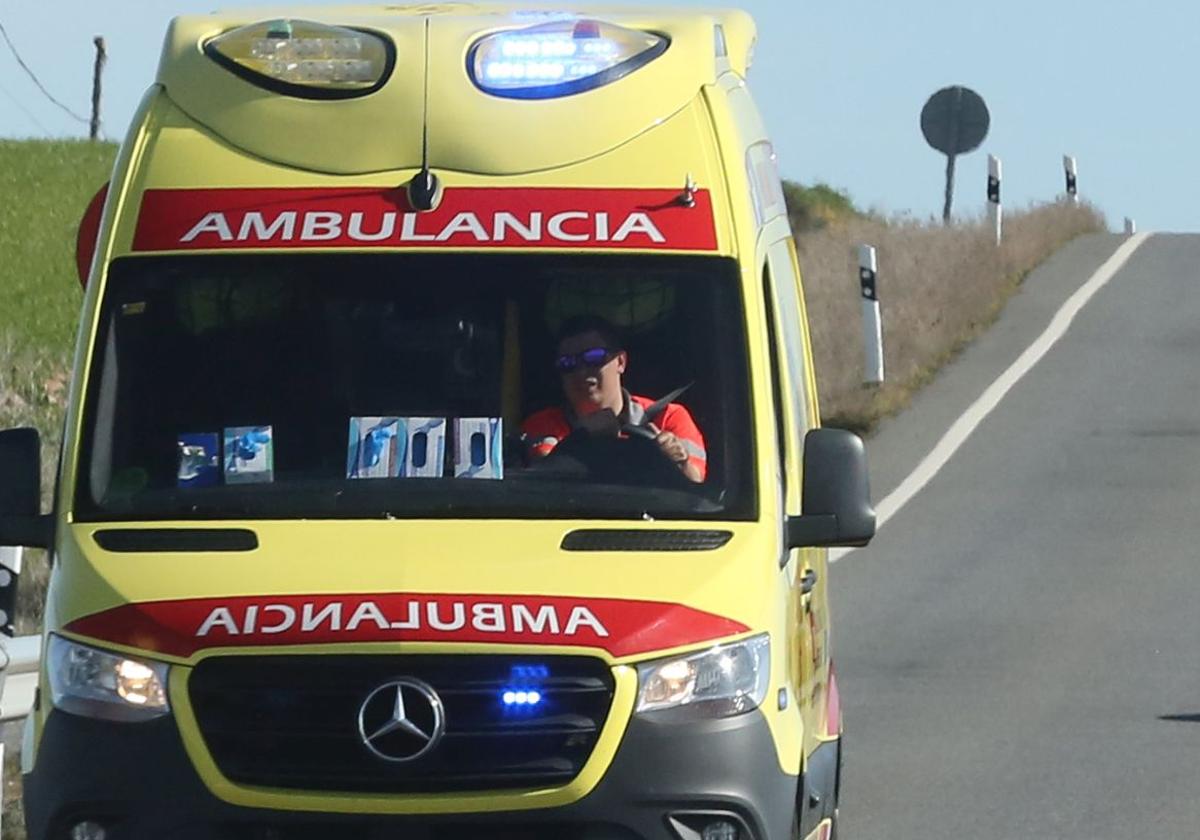 Herido un motorista en un accidente en Carrascal de Barregas: despliegan ambulancia de emergencia