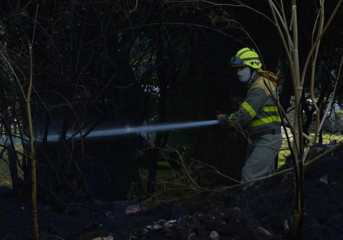 Medios aéreos y terrestres trabajan para sofocar un incendio en Burgos