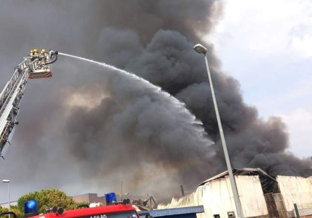 Incendio arrasa empresa de cosméticos en Lliçà de Vall, Barcelona