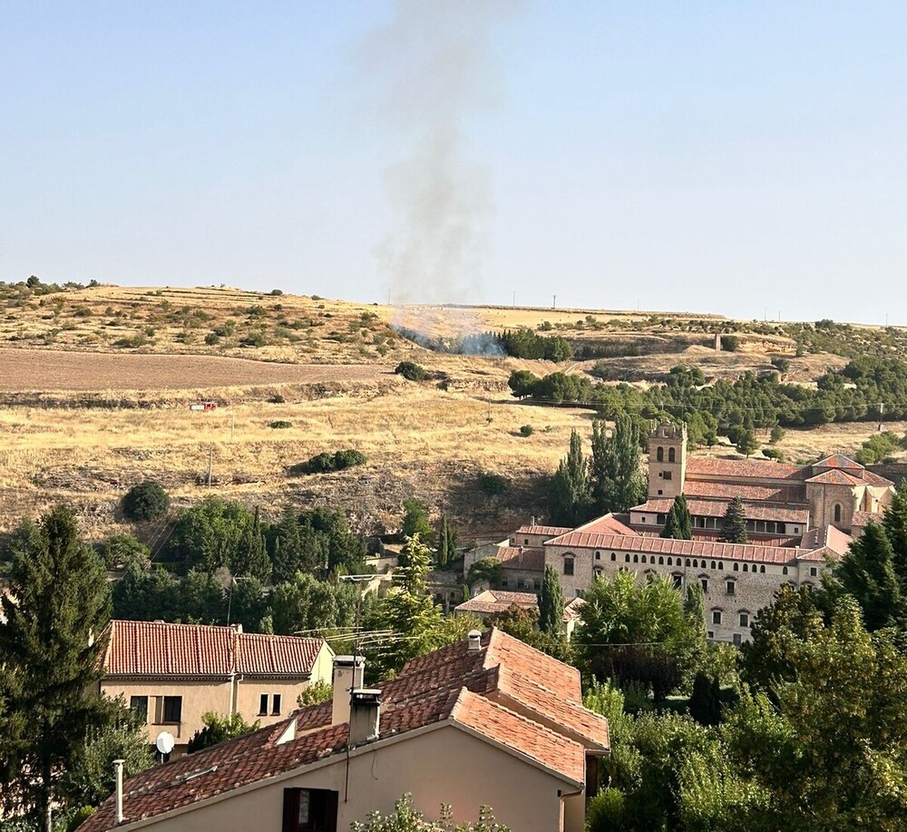Incendio cerca del monasterio del Parral en Segovia moviliza a bomberos y helicóptero de la Junta