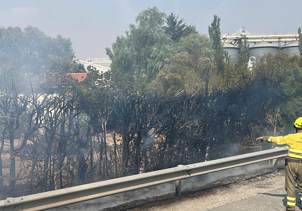 Incendio controlado en Pelabravo, Salamanca: afectó a finca cercana a empresa de fabricación de máquinas de corte