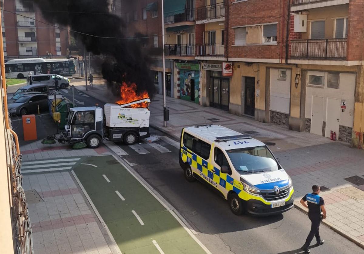 Una barredora echa a arder en las inmediaciones de El Corte Inglés en Salamanca
